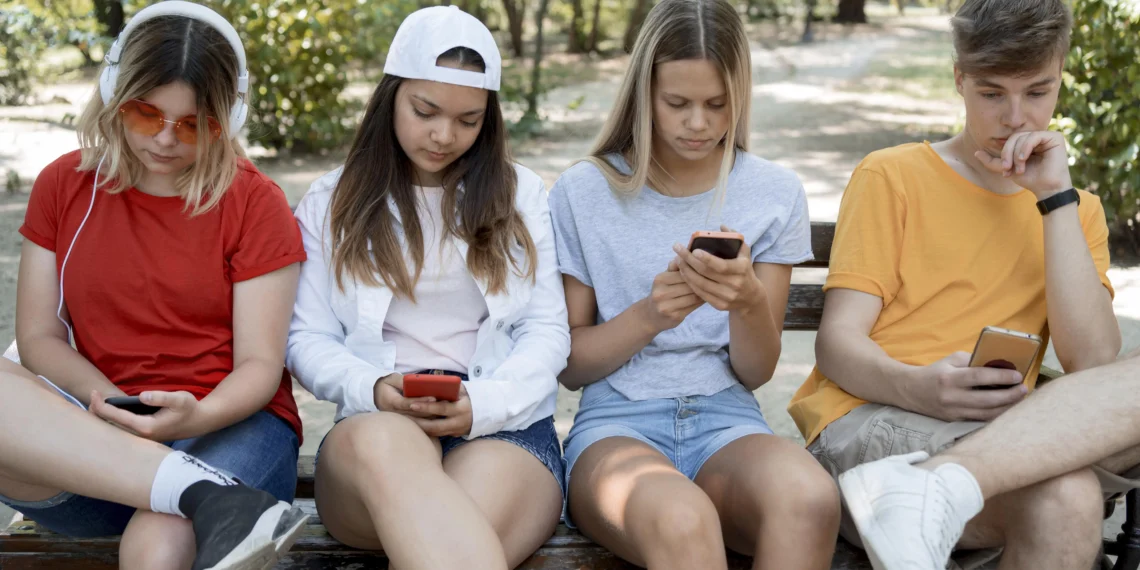 Adolescentes y redes sociales: cómo proteger y guiar a tus hijos en el mundo digital