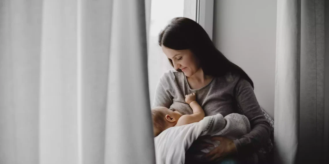 Guía para padres: De la lactancia a la comida sólida.